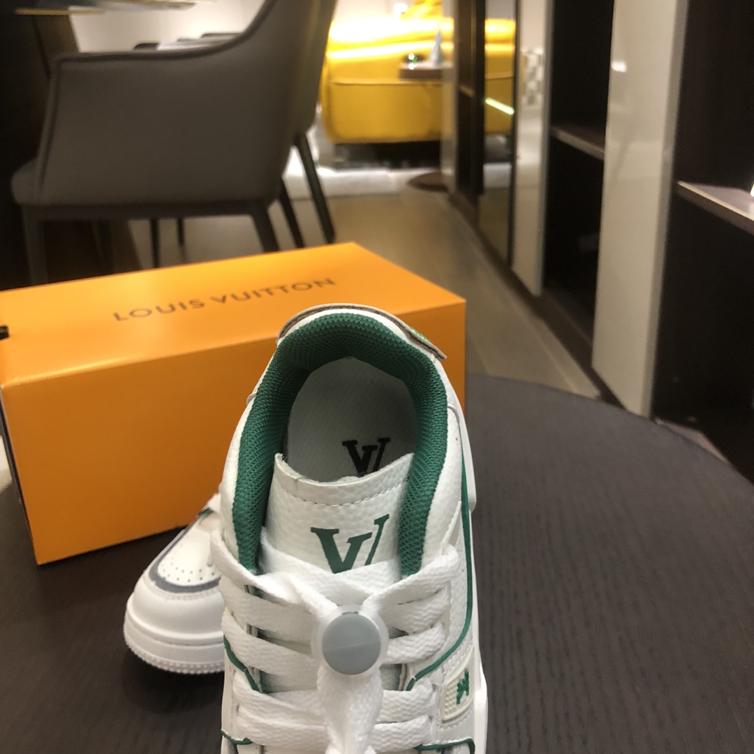 Children's shoes child